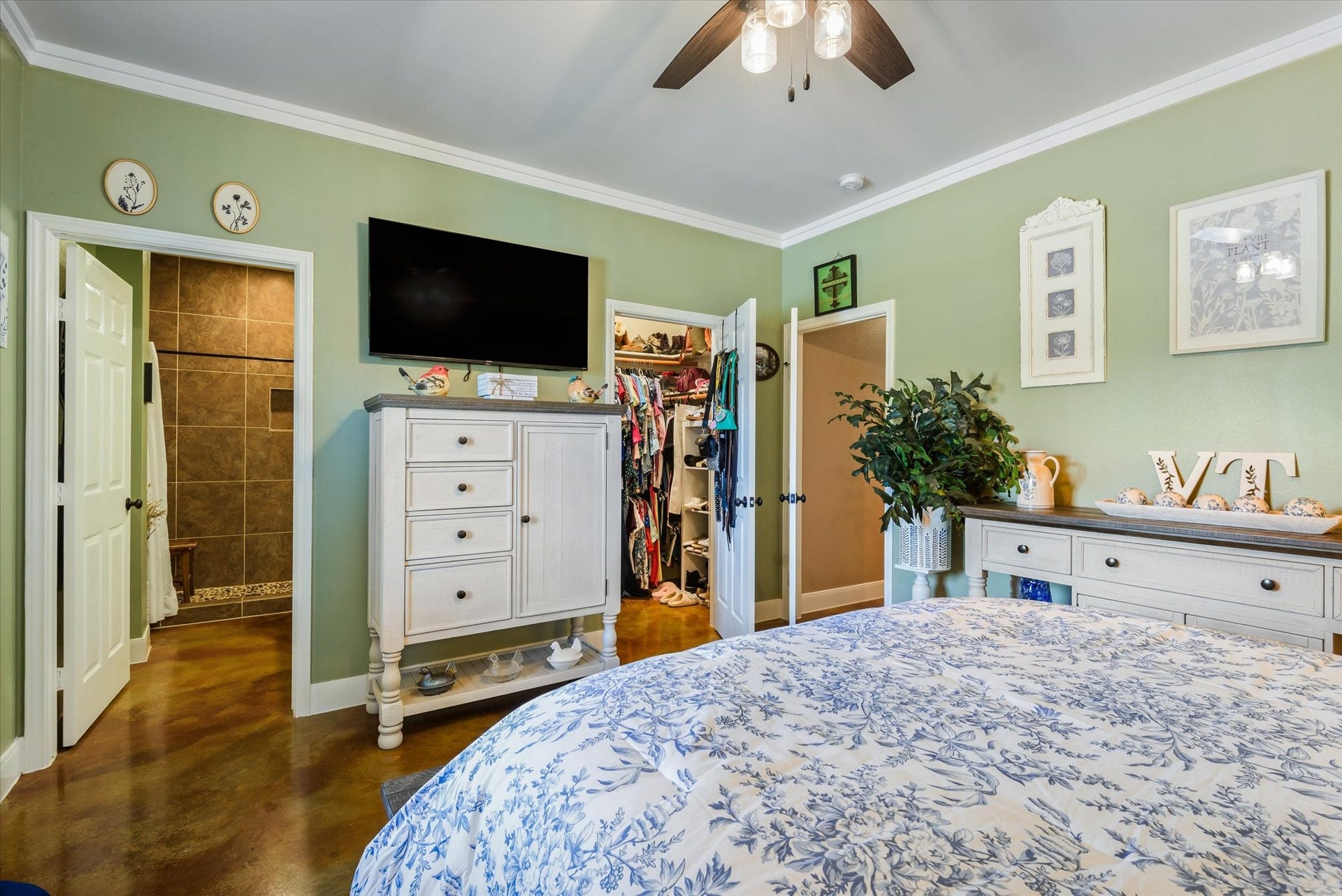 11578 28th Street, Santa Fe, TX 77510 Primary bedroom with access to en-suite bathroom and walk in closet.