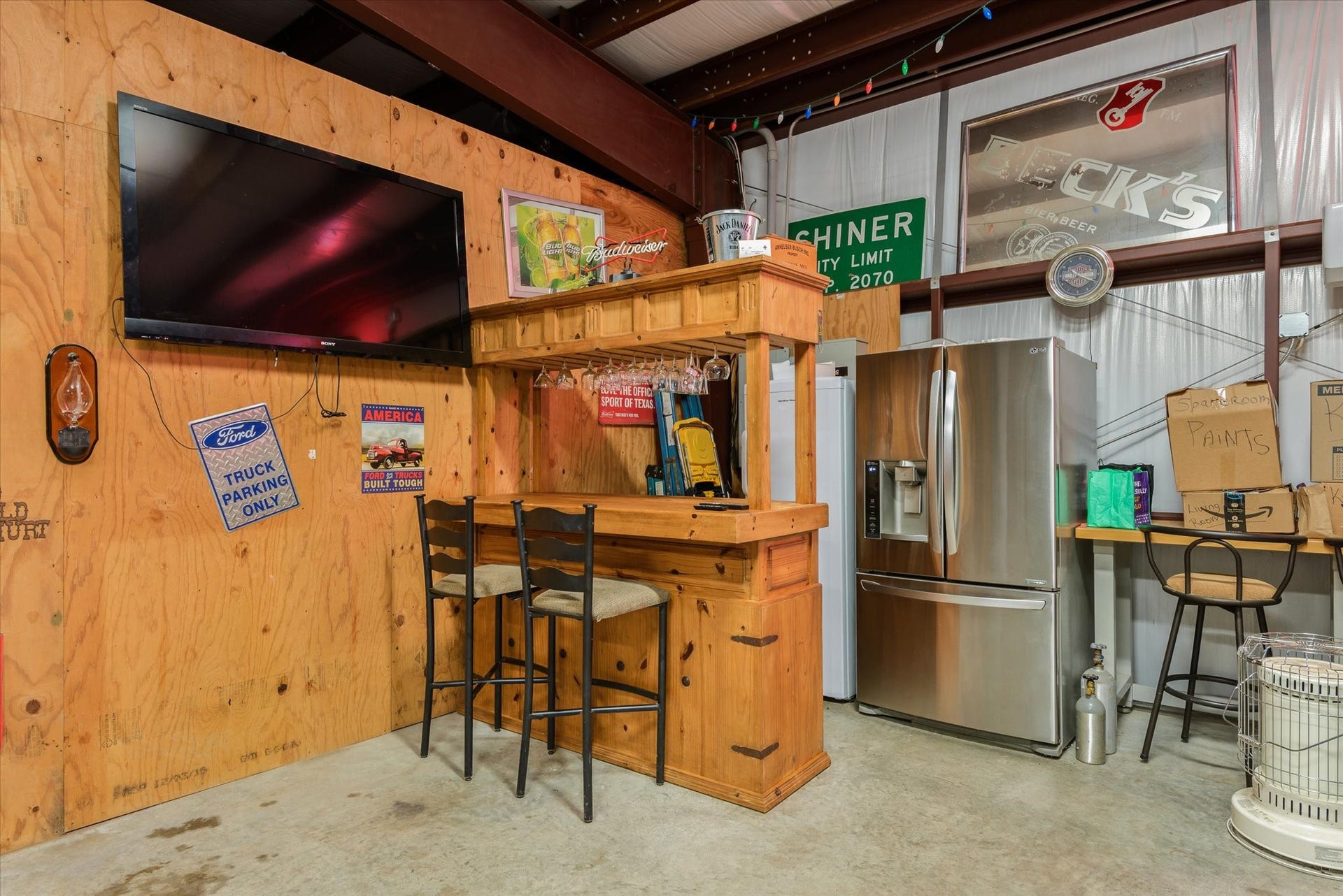 11578 28th Street, Santa Fe, TX 77510 Bar area inside the garage.