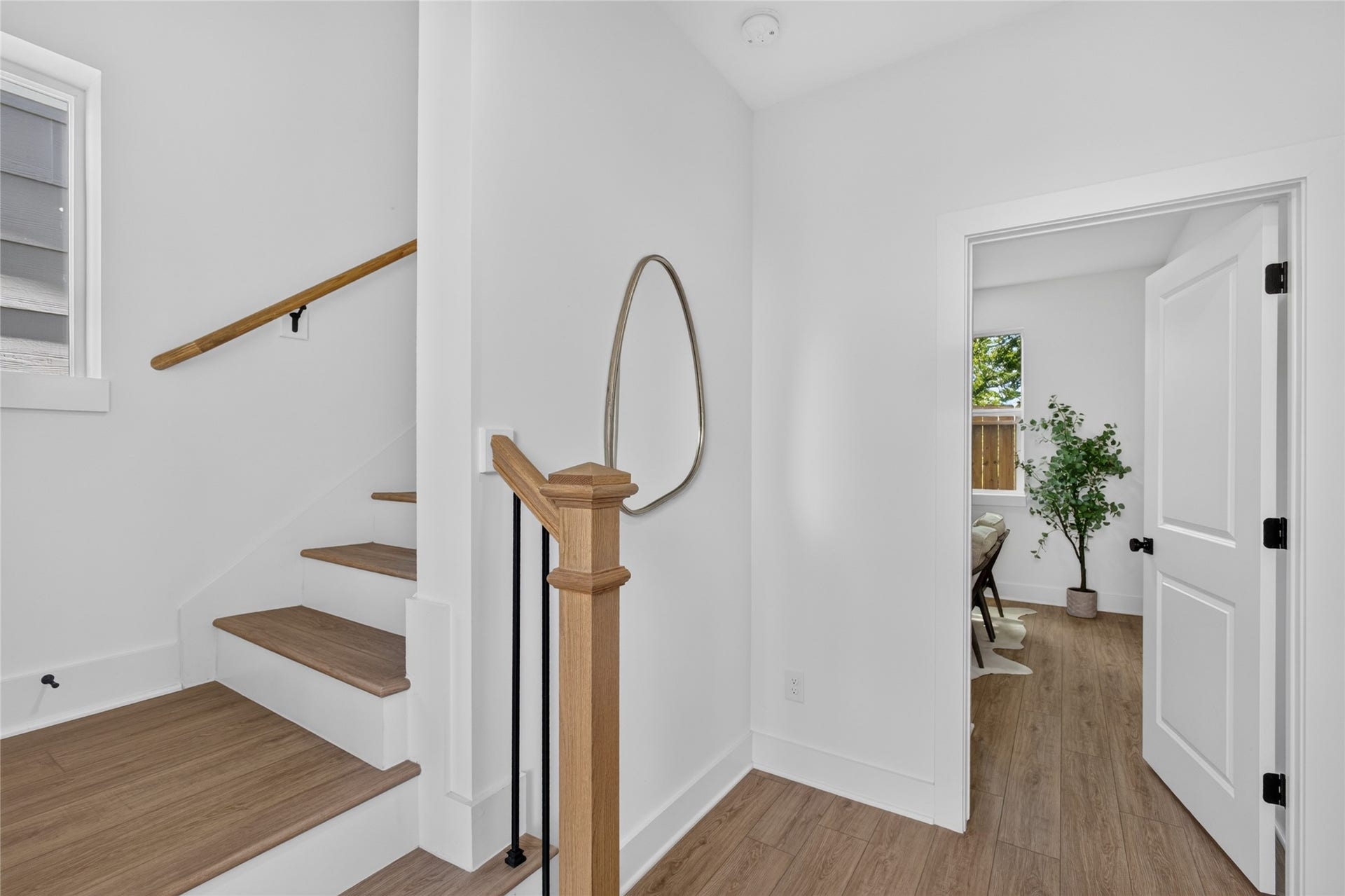 835 Rachel Street, #B, Houston, TX 77091 Inviting foyer with soaring 10 foot ceilings and a conveniently located powder room.