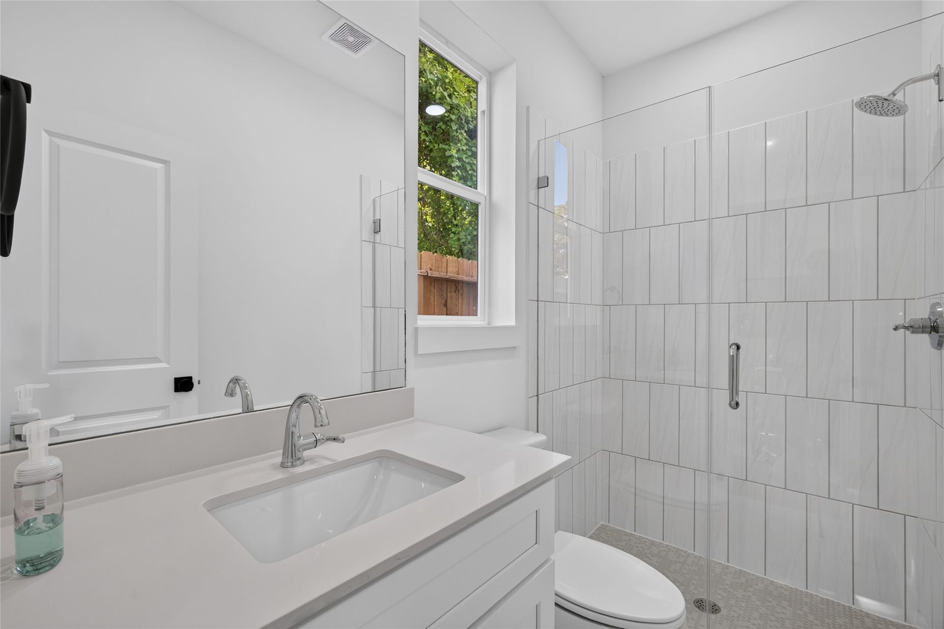 835 Rachel Street, #B, Houston, TX 77091 Full bathroom located on the first floor