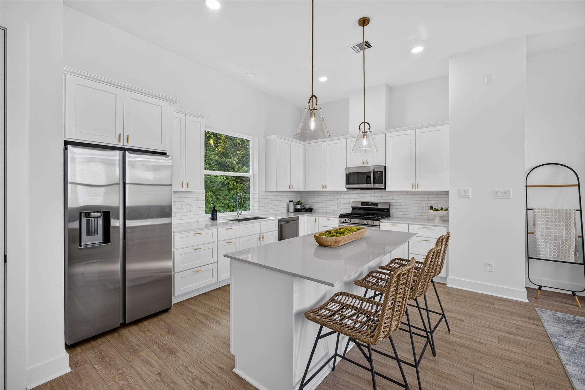 835 Rachel Street, #B, Houston, TX 77091 Beautiful chef's kitchen featuring quartz countertops, a gas range, soft close cabinetry, and designer finishes.