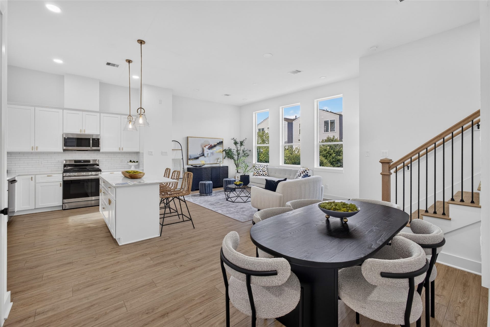835 Rachel Street, #B, Houston, TX 77091 Dining area seamlessly connected to the living room, creating an ideal space for entertaining family and friends.