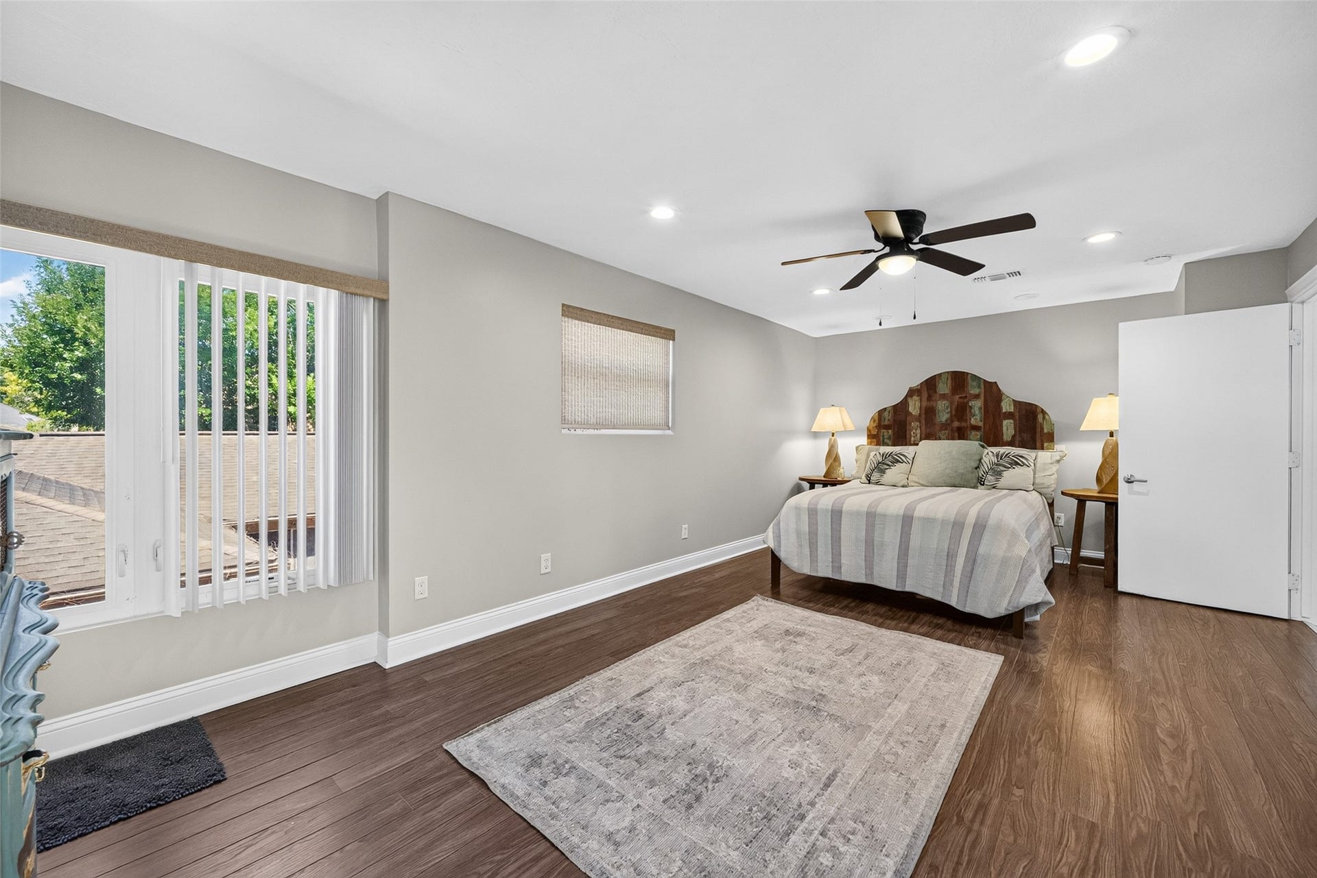 1003 Villa Court Drive, Seabrook, TX 77586 Comfortable and spacious primary bedroom featuring casement windows that bring in natural light and fresh air.