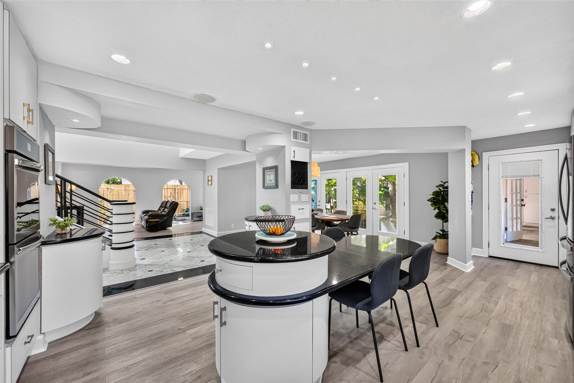 1003 Villa Court Drive, Seabrook, TX 77586 Light-Filled Open Floor Plan.