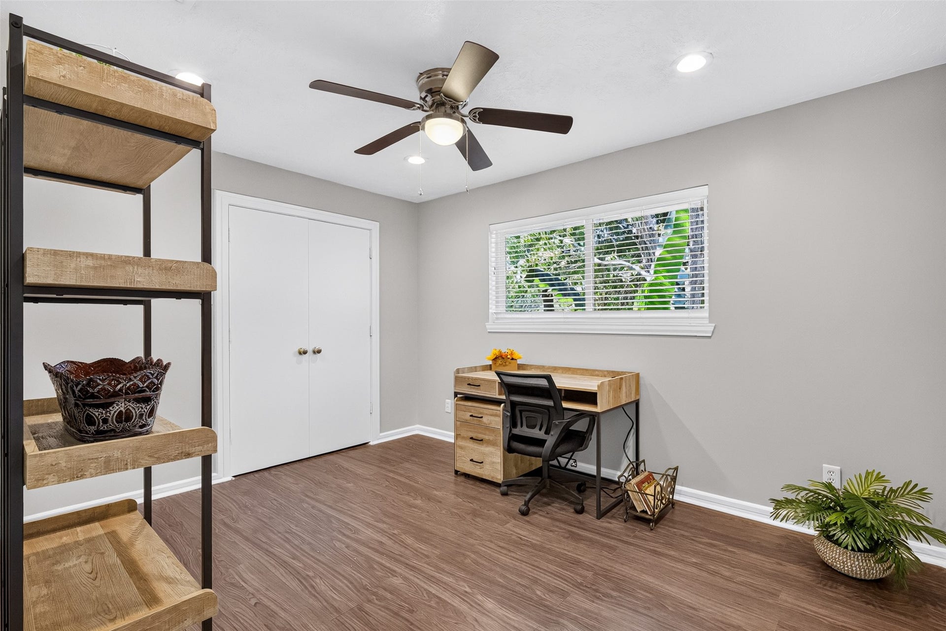 1003 Villa Court Drive, Seabrook, TX 77586 Fourth bedroom used as an office space.
