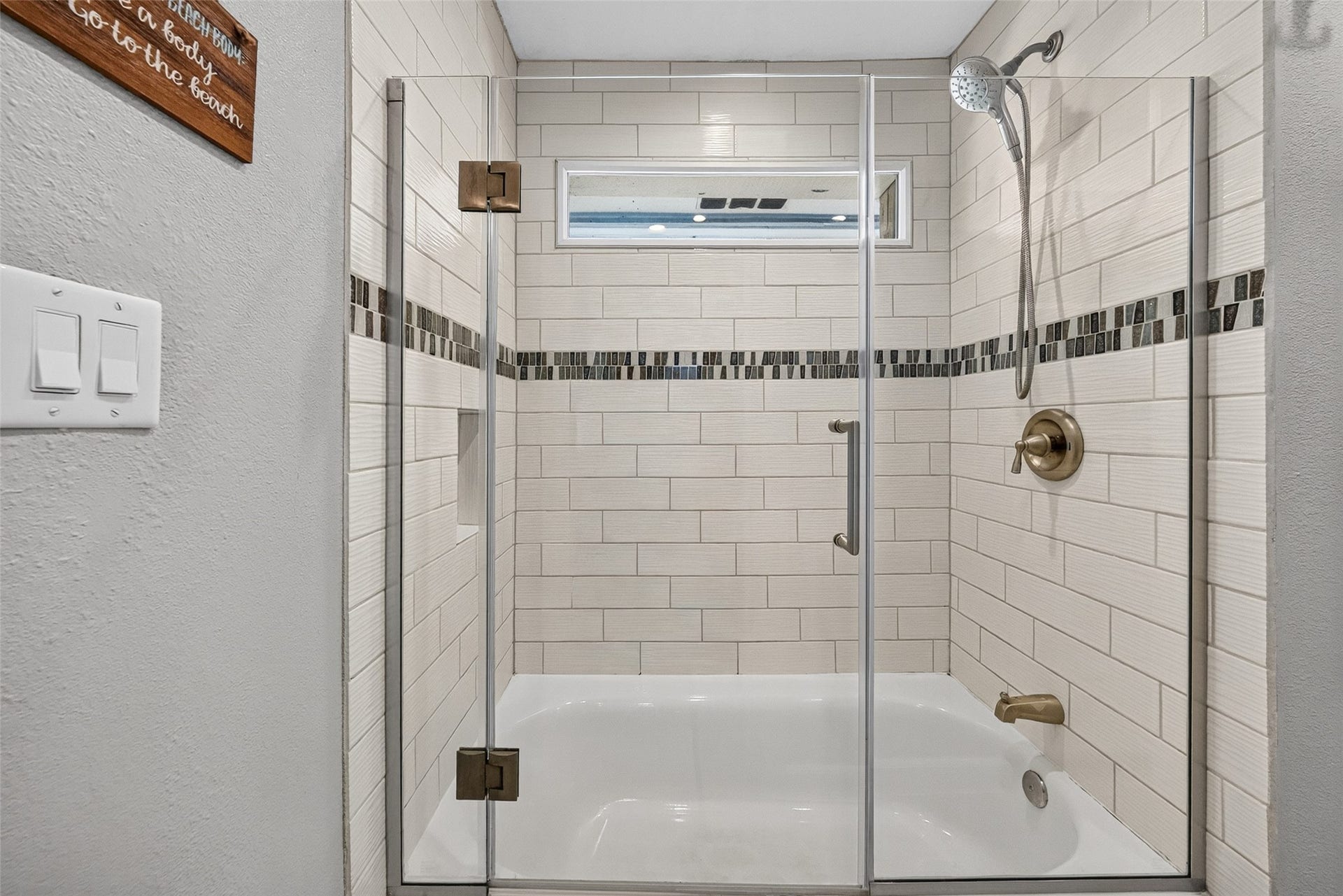 1003 Villa Court Drive, Seabrook, TX 77586 Guest bathroom features shower/tub combo.