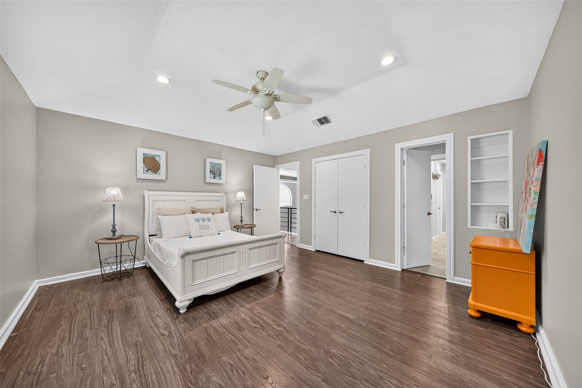 1003 Villa Court Drive, Seabrook, TX 77586 Comfortable secondary bedroom connected to a shared Hollywood bath, ideal for family or guests.