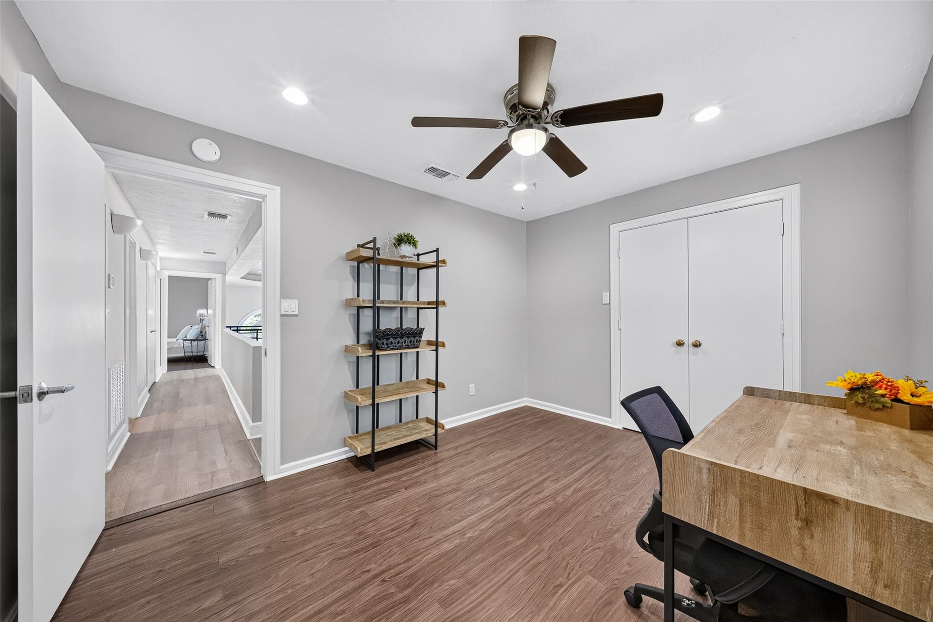 1003 Villa Court Drive, Seabrook, TX 77586 Fourth bedroom with view of the hallway.