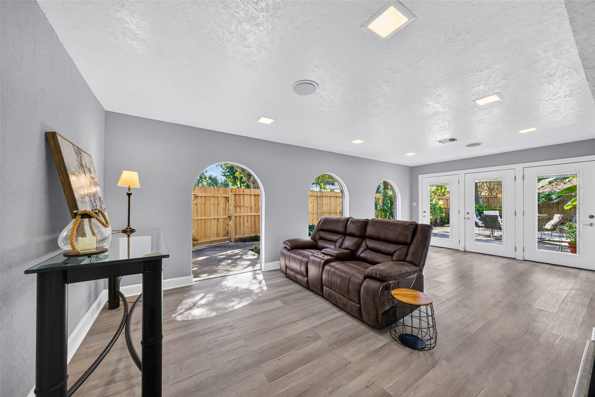 1003 Villa Court Drive, Seabrook, TX 77586 Original Arched Windows highlight the family room.