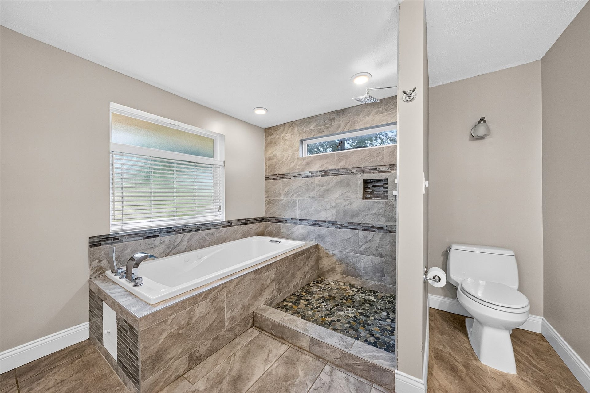 1003 Villa Court Drive, Seabrook, TX 77586 Unwind in the beautifully updated primary bath complete with a soaking tub and spacious walk-in shower.