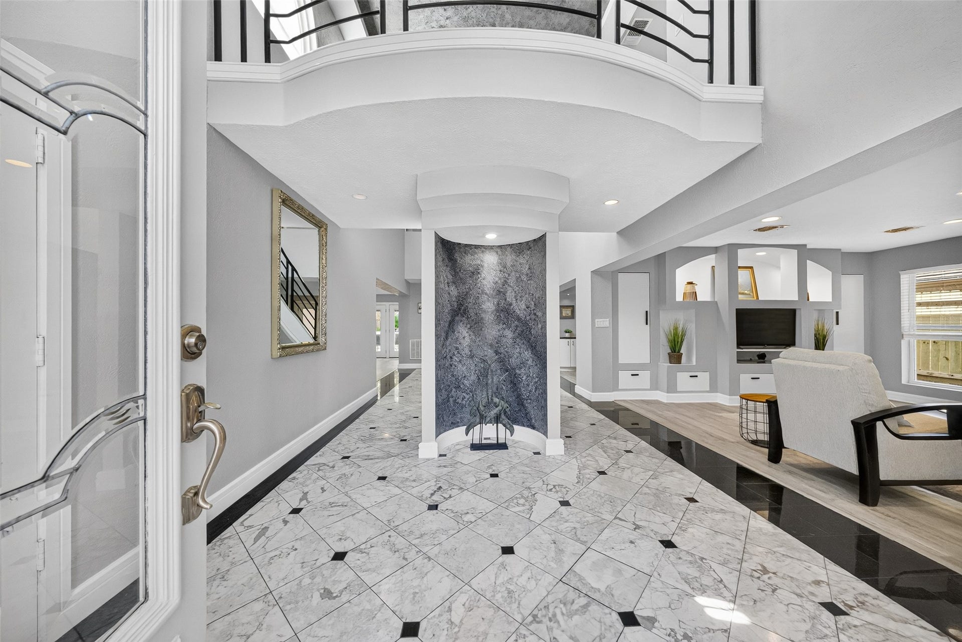 1003 Villa Court Drive, Seabrook, TX 77586 Light-filled foyer with soaring ceilings.