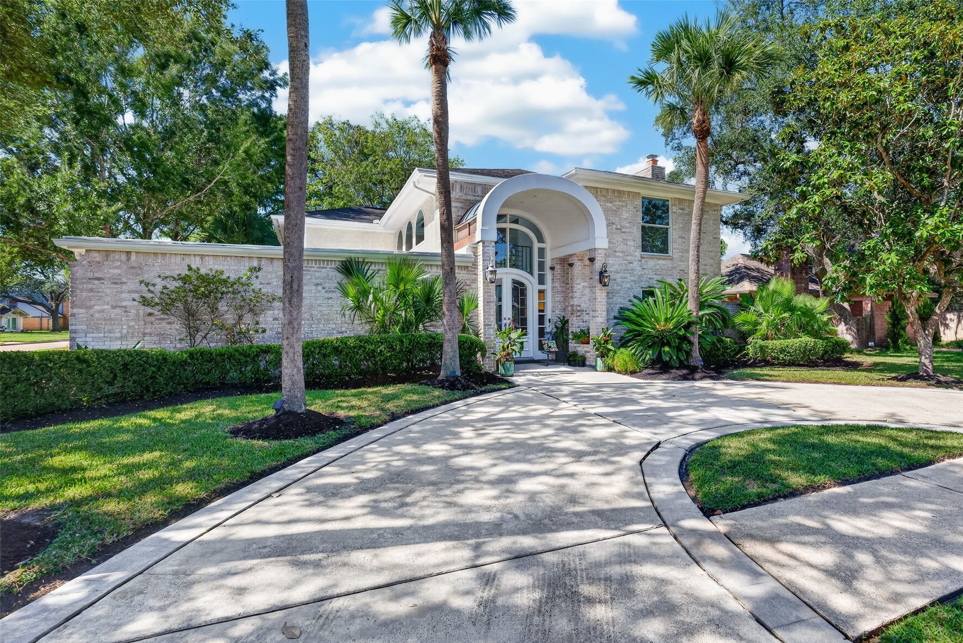 1003 Villa Court Drive, Seabrook, TX 77586 Circle driveway can fit three cars.