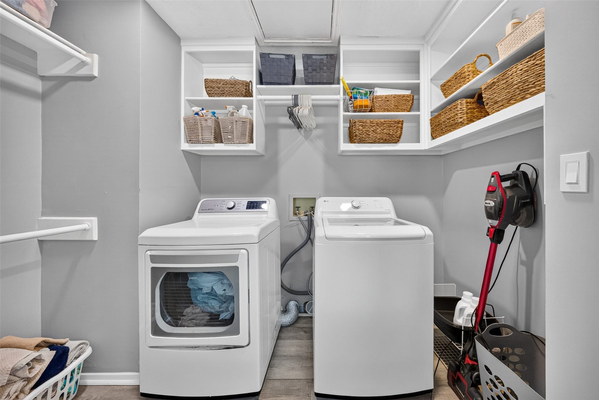 1003 Villa Court Drive, Seabrook, TX 77586 Large laundry room on second floor.