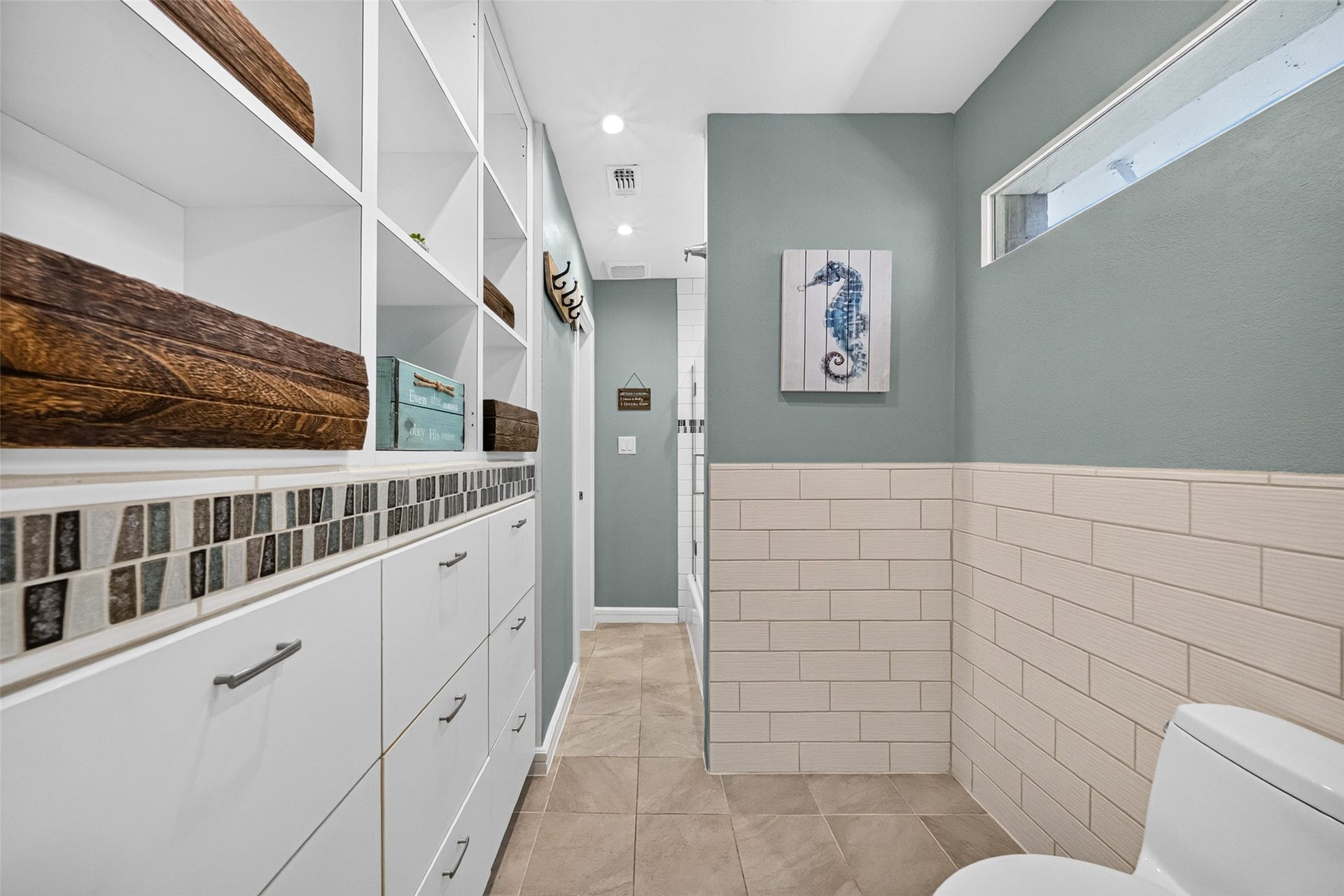 1003 Villa Court Drive, Seabrook, TX 77586 Ample storage in guest bathroom.