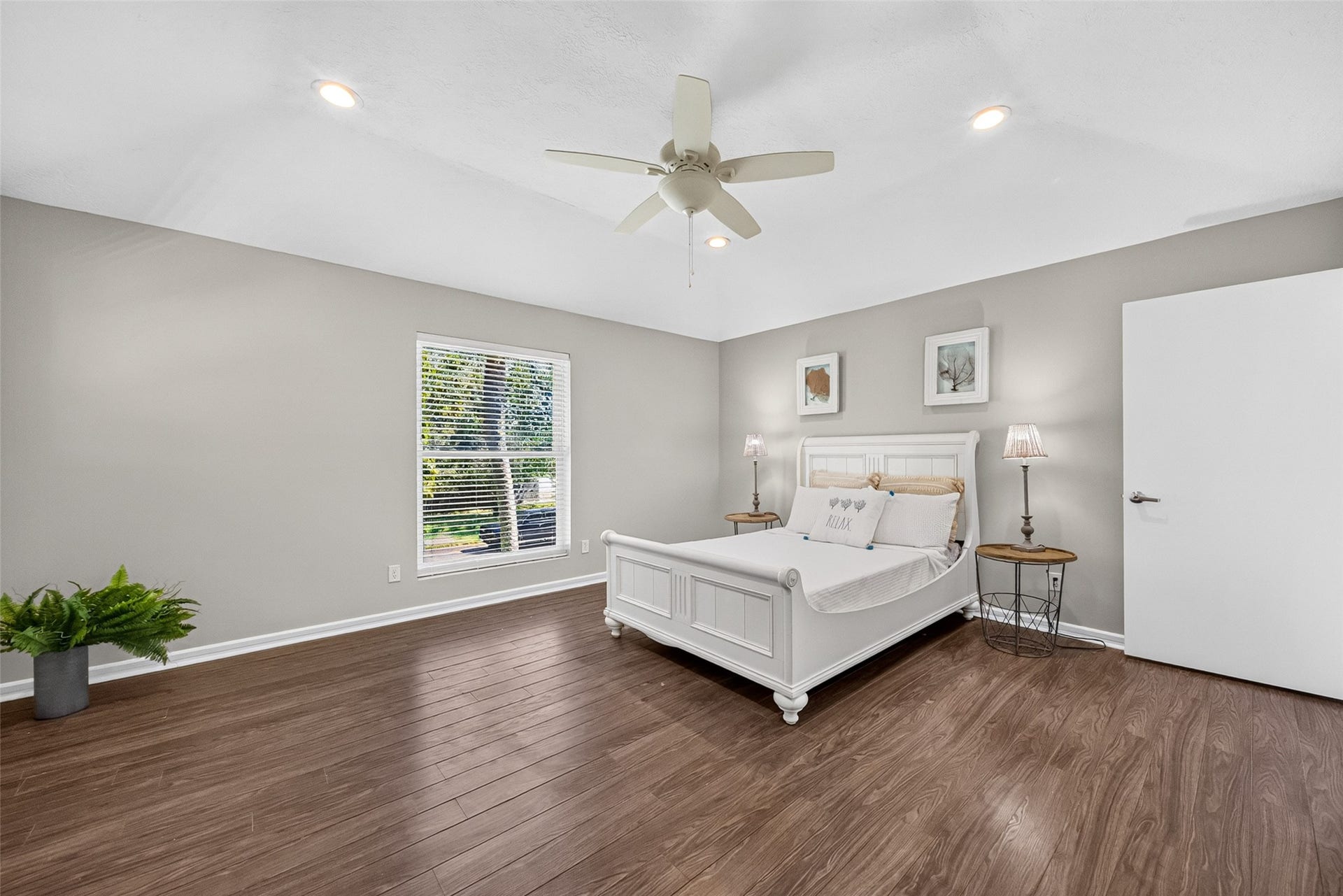 1003 Villa Court Drive, Seabrook, TX 77586 Comfortable secondary bedroom connected to a shared Hollywood bath, ideal for family or guests.