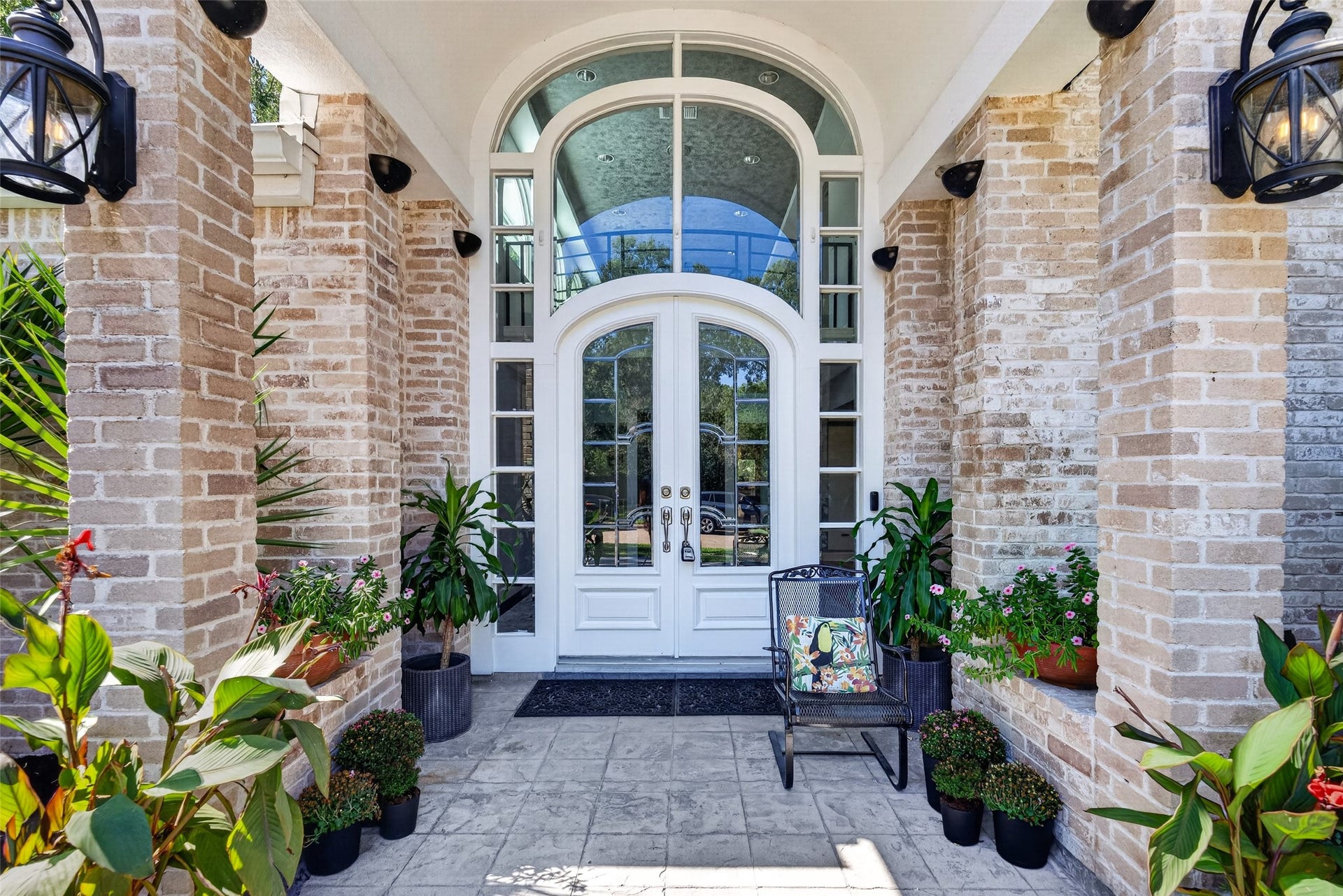1003 Villa Court Drive, Seabrook, TX 77586 Grand two-story entry featuring double leaded-glass front doors and transom windows.