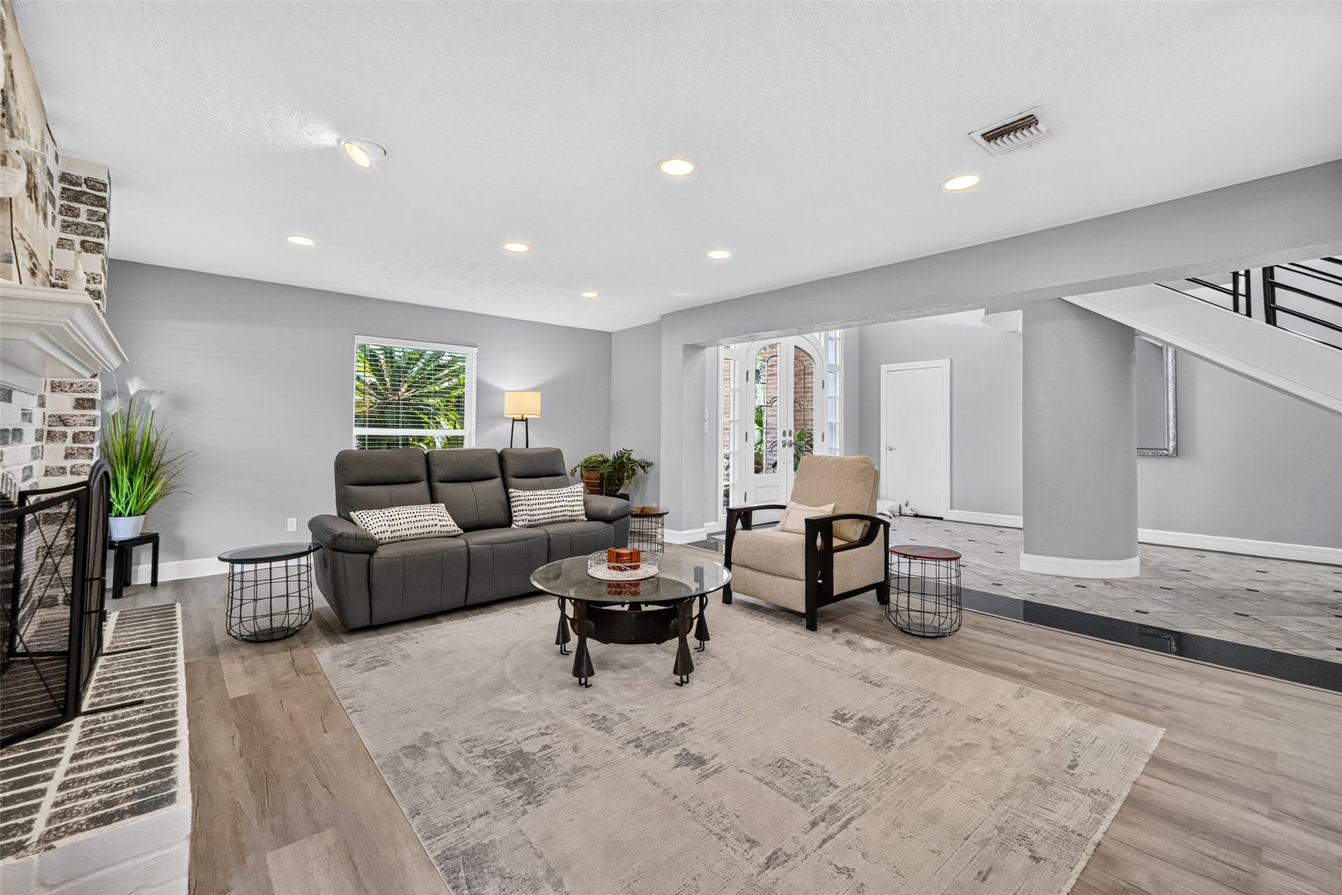 1003 Villa Court Drive, Seabrook, TX 77586 Spacious Living Room.