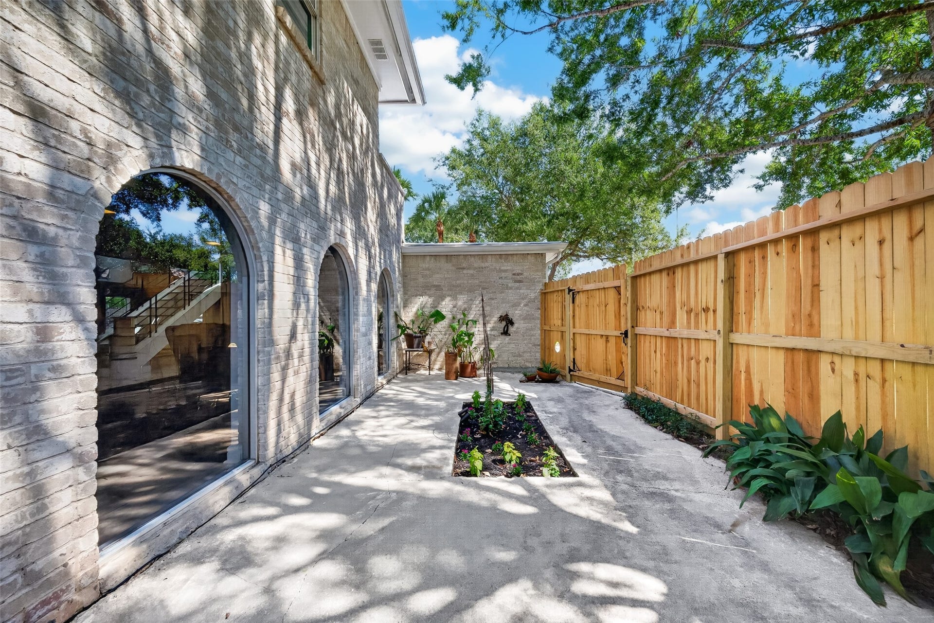 1003 Villa Court Drive, Seabrook, TX 77586 Side yard.