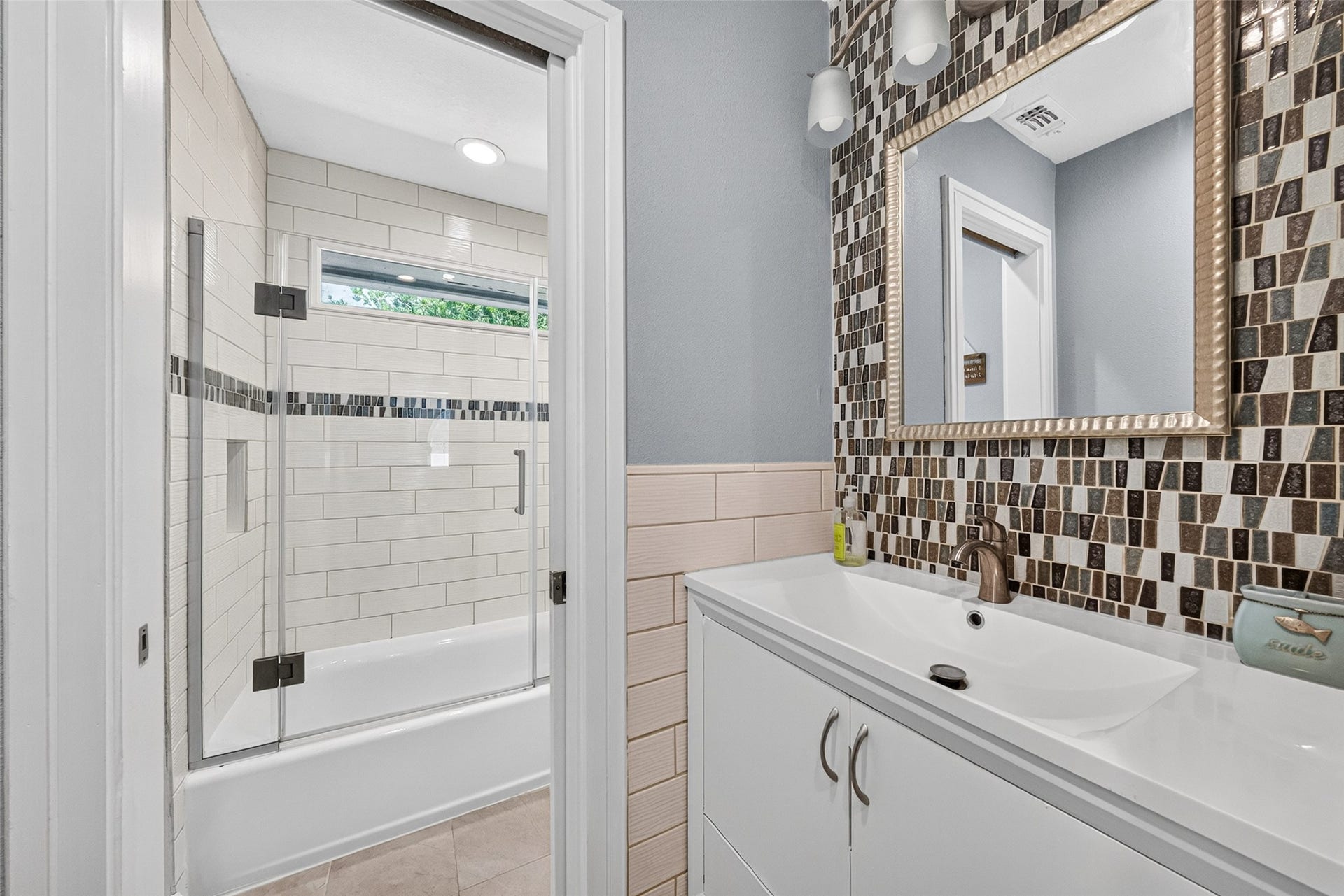 1003 Villa Court Drive, Seabrook, TX 77586 Guest bathroom features access from hallway.