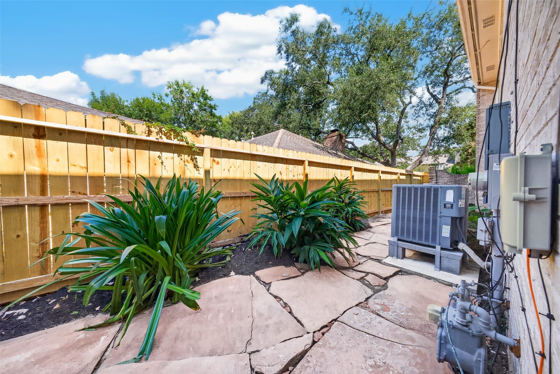 1003 Villa Court Drive, Seabrook, TX 77586 Side yard.
