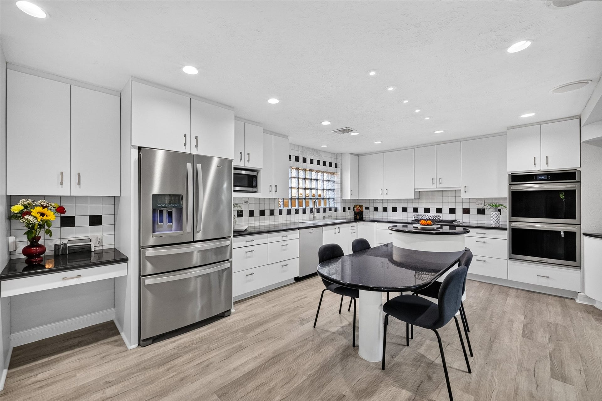 1003 Villa Court Drive, Seabrook, TX 77586 Stainless Steel Refrigerator conveys with the house.