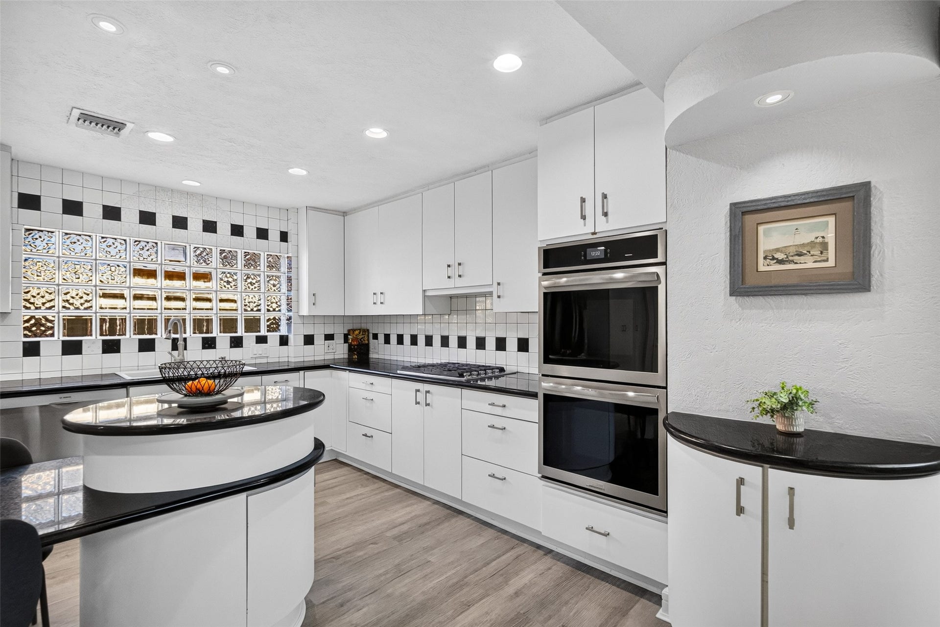 1003 Villa Court Drive, Seabrook, TX 77586 Custom Kitchen Featuring Double Ovens and a Gas Cooktop.