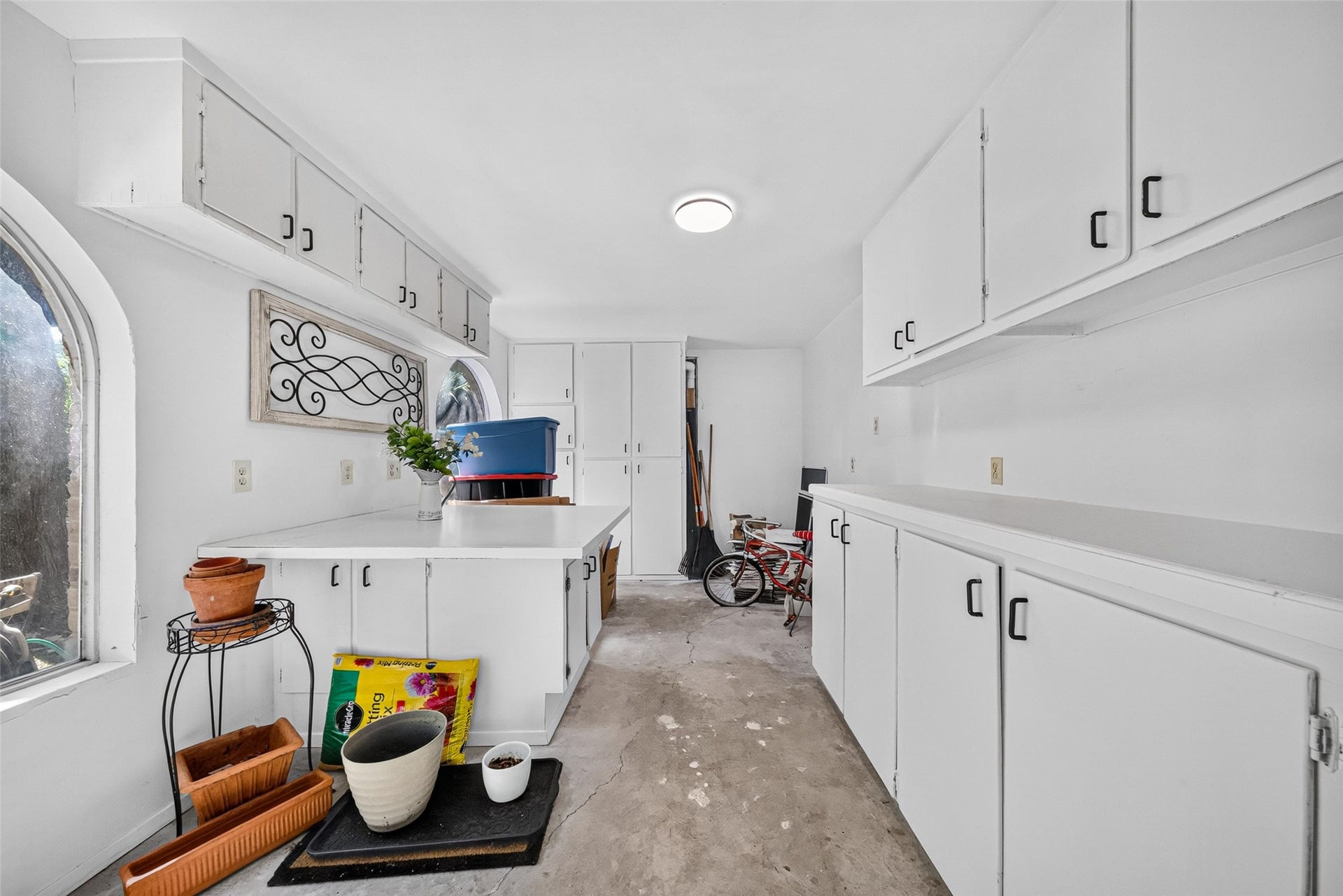 1003 Villa Court Drive, Seabrook, TX 77586 Flex space with so much storage.