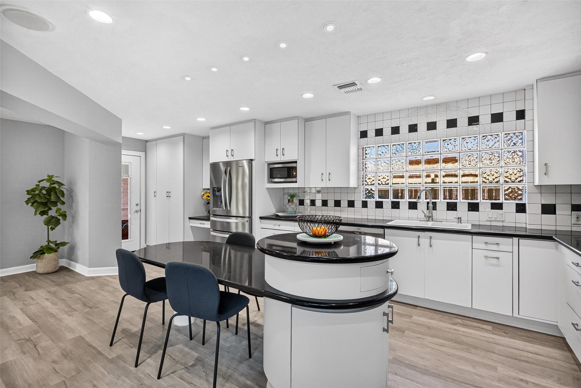 1003 Villa Court Drive, Seabrook, TX 77586 Beautifully Updated Kitchen with Island Seating and Custom Pantry.