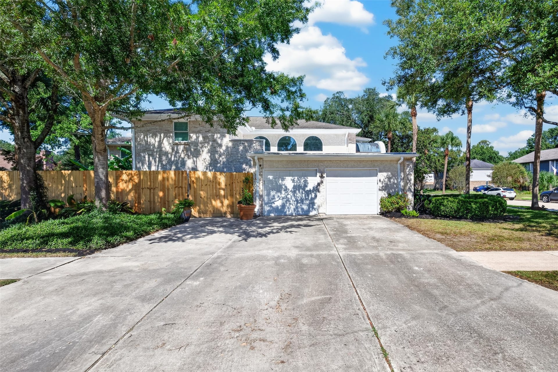 1003 Villa Court Drive, Seabrook, TX 77586 Triple wide driveway with two car garage.