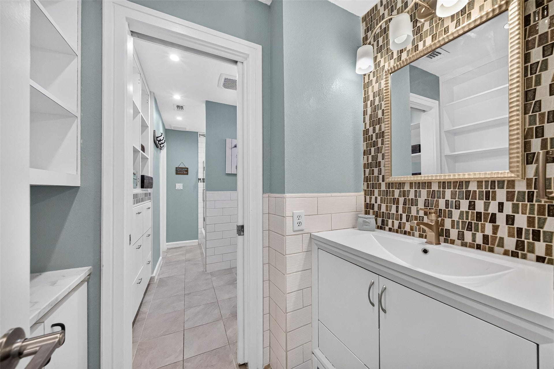 1003 Villa Court Drive, Seabrook, TX 77586 Hollywood bath features entrance from second bedroom.