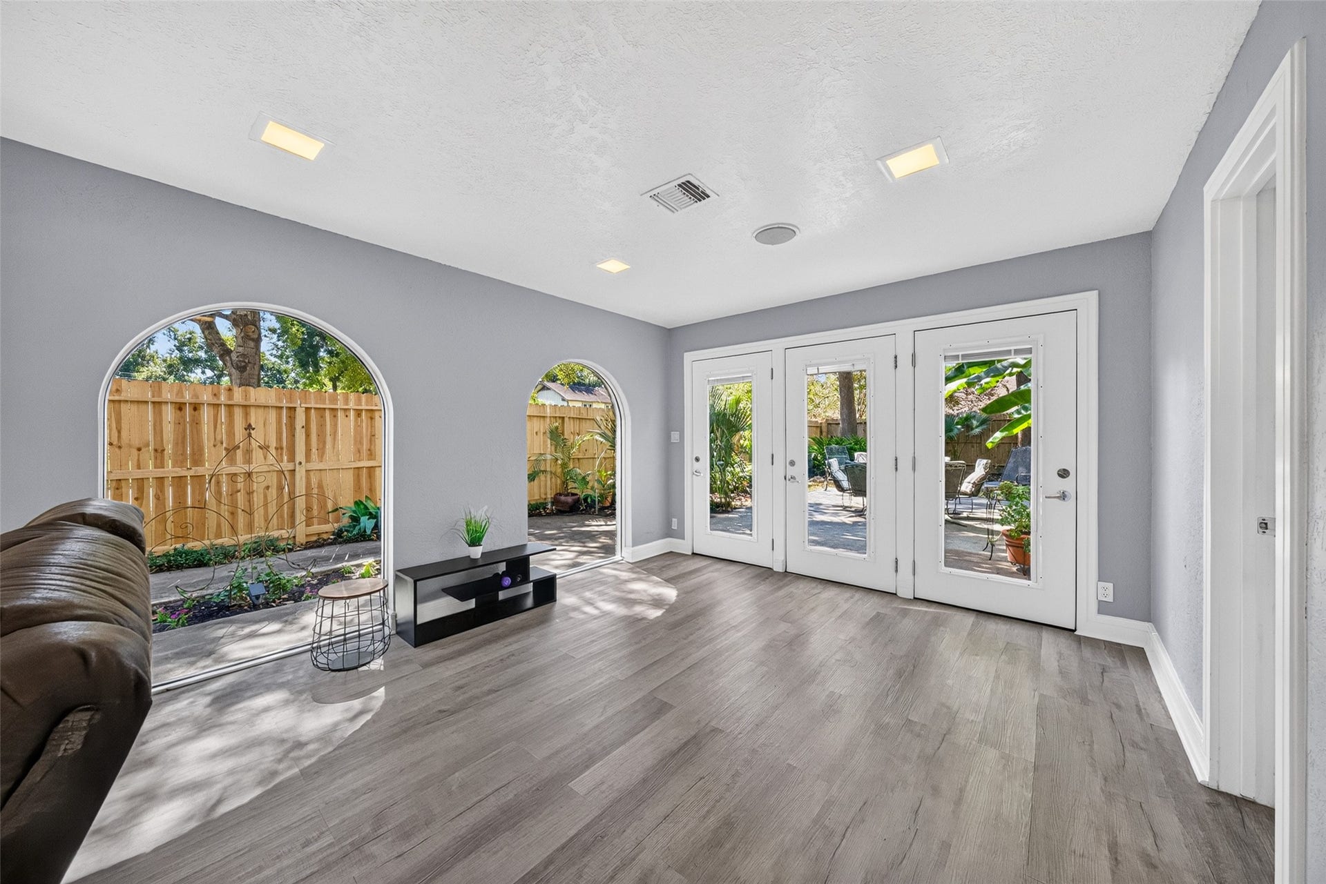 1003 Villa Court Drive, Seabrook, TX 77586 Family room with three exterior doors for easy outdoor access and a conveniently located half bath nearby.
