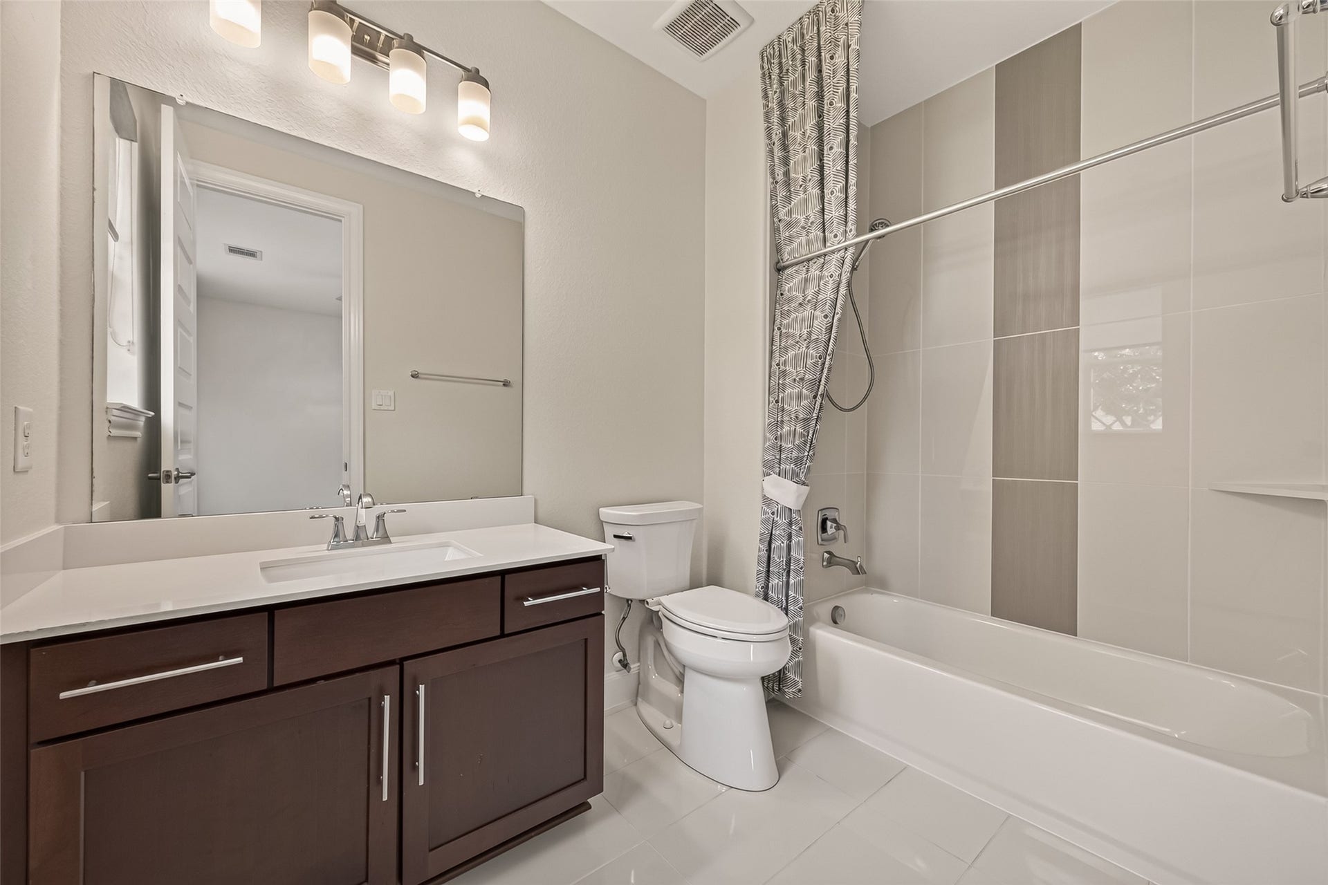 51 Scepter Ridge, Sugar Land, TX 77498 A full bathroom + a walk-in closet AND a dedicated A/C in this 1st floor en suite!