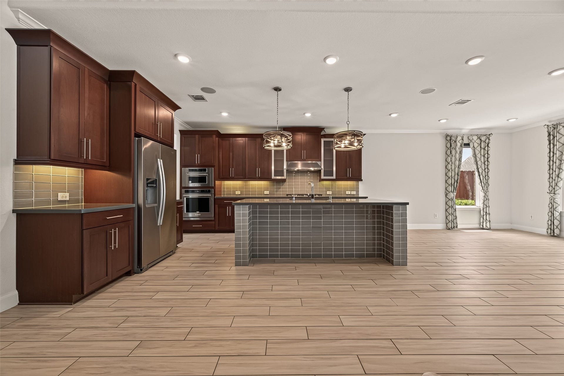 51 Scepter Ridge, Sugar Land, TX 77498 The Kitchen is often called the heart of the home. The rich cabinetry and generous counter space define this kitchen. Stainless steel appliances and a five-burner gas cooktop make it ready for the seasoned chef or the novice alike. Excellent Kitchen to create memories with you family and friends.