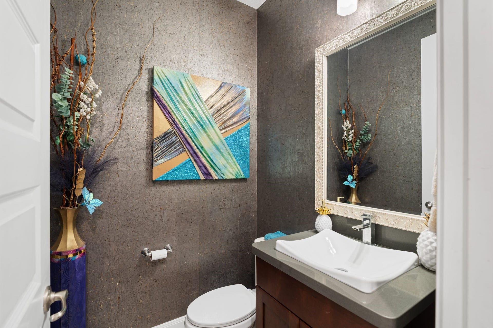 51 Scepter Ridge, Sugar Land, TX 77498 The Powder Bath is on the first floor, tucked away next to the staircase, just across from the Laundry Room.