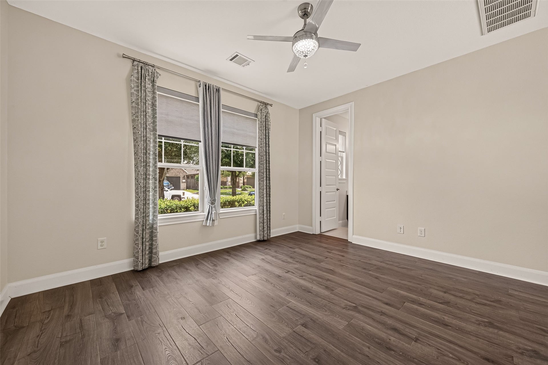 51 Scepter Ridge, Sugar Land, TX 77498 The 1st floor secondary bedroom is located at the front of the home and is complete with a full bath and a walk-in closet! Imagine this room as a quiet retreat for guests or family. Laminate floors, soft natural light, and a ceiling fan create a comfortable bedroom that feels bright and easy to live in.