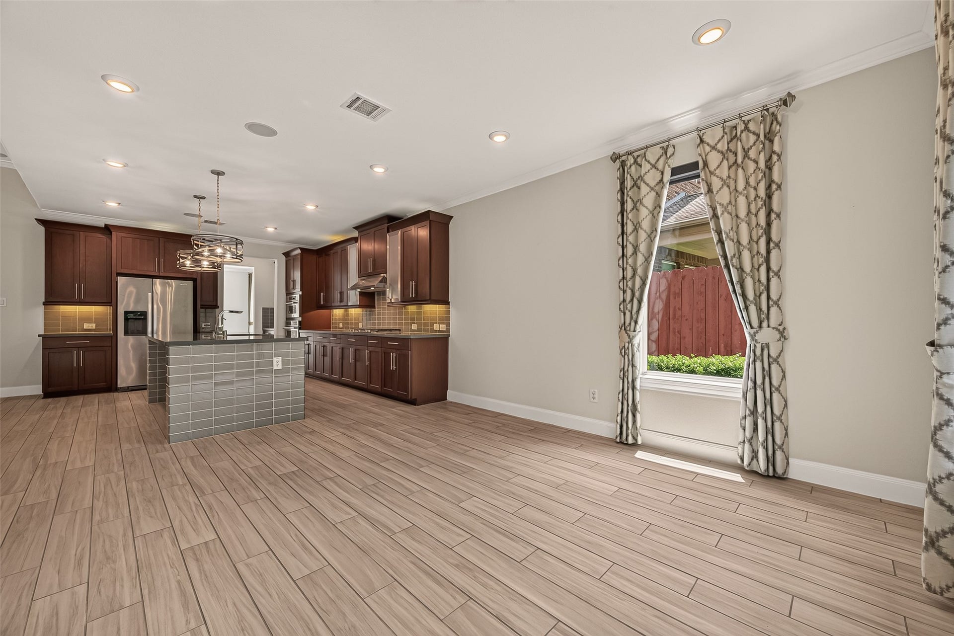 51 Scepter Ridge, Sugar Land, TX 77498 This is a view f the kitchen from the Breakfast Room. Natural light bathes this space and there's plenty of room for a large table and extra furniture too!