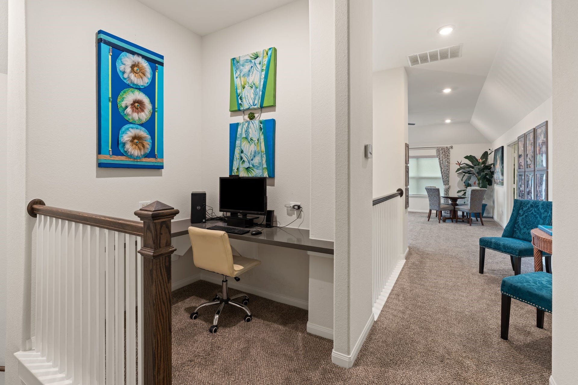 51 Scepter Ridge, Sugar Land, TX 77498 The upstairs landing includes a built-in desk area that works perfectly for homework, projects, or a quiet work station.