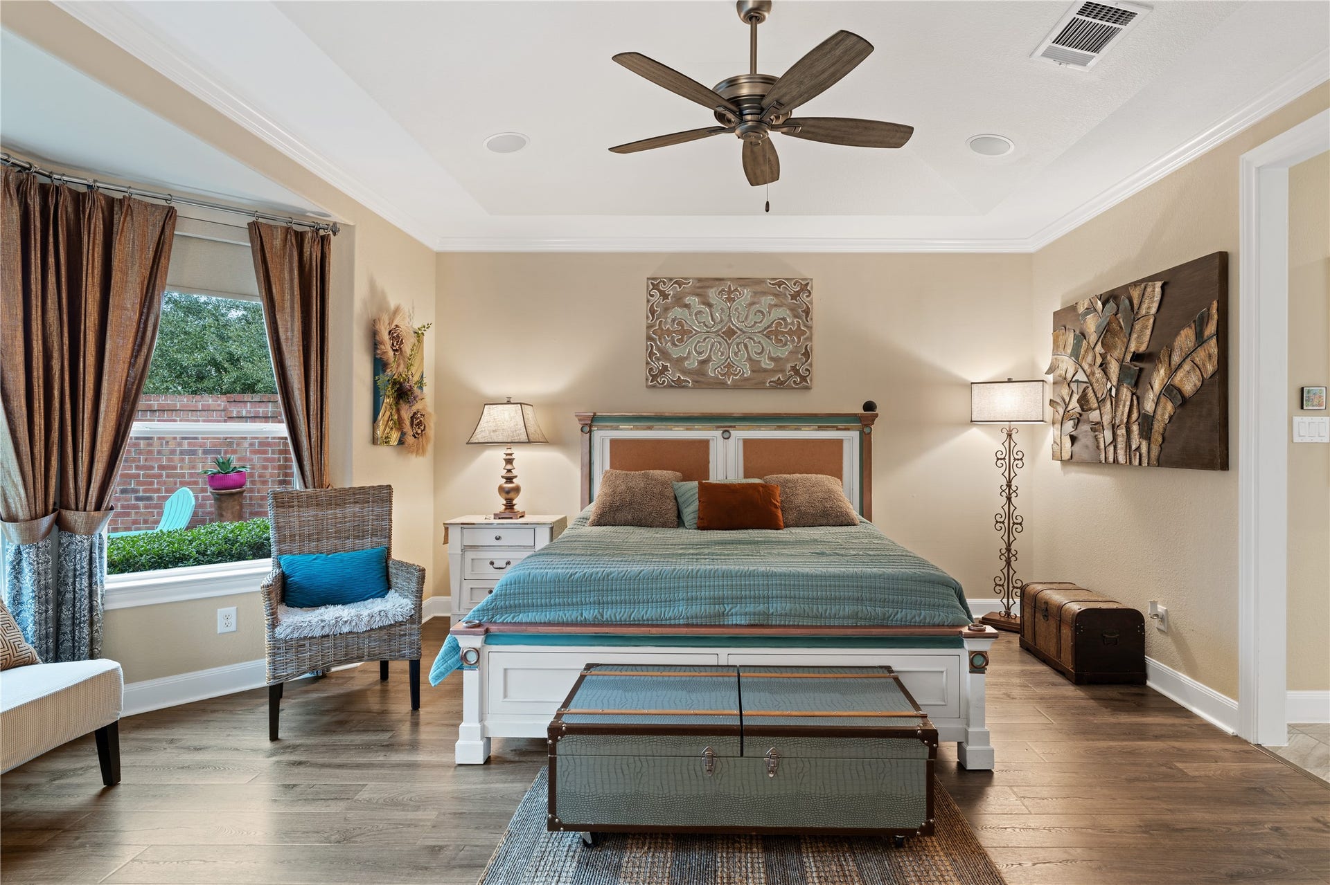 51 Scepter Ridge, Sugar Land, TX 77498 The Primary Bedroom is located on the first floor with direct views of the professionally landscaped back yard. Crown molding, cozy sitting area and a spa inspired bath make this Primary suite fit for royalty!