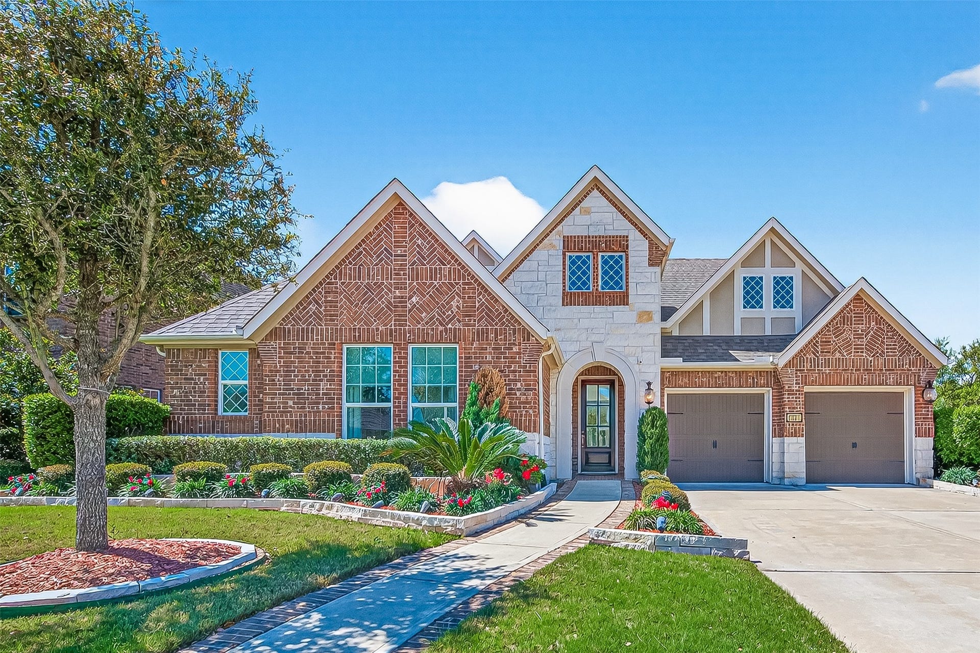 51 Scepter Ridge, Sugar Land, TX 77498 Welcome to 51 Scepter Ridge in Crown Garden at Imperial in Sugar Land! A welcoming first impression begins with the brick and stone faade, manicured landscaping, and double wide drive setting the tone before even opening the front door. Imagine driving up each day to a home that feels polished, warm, and inviting.
