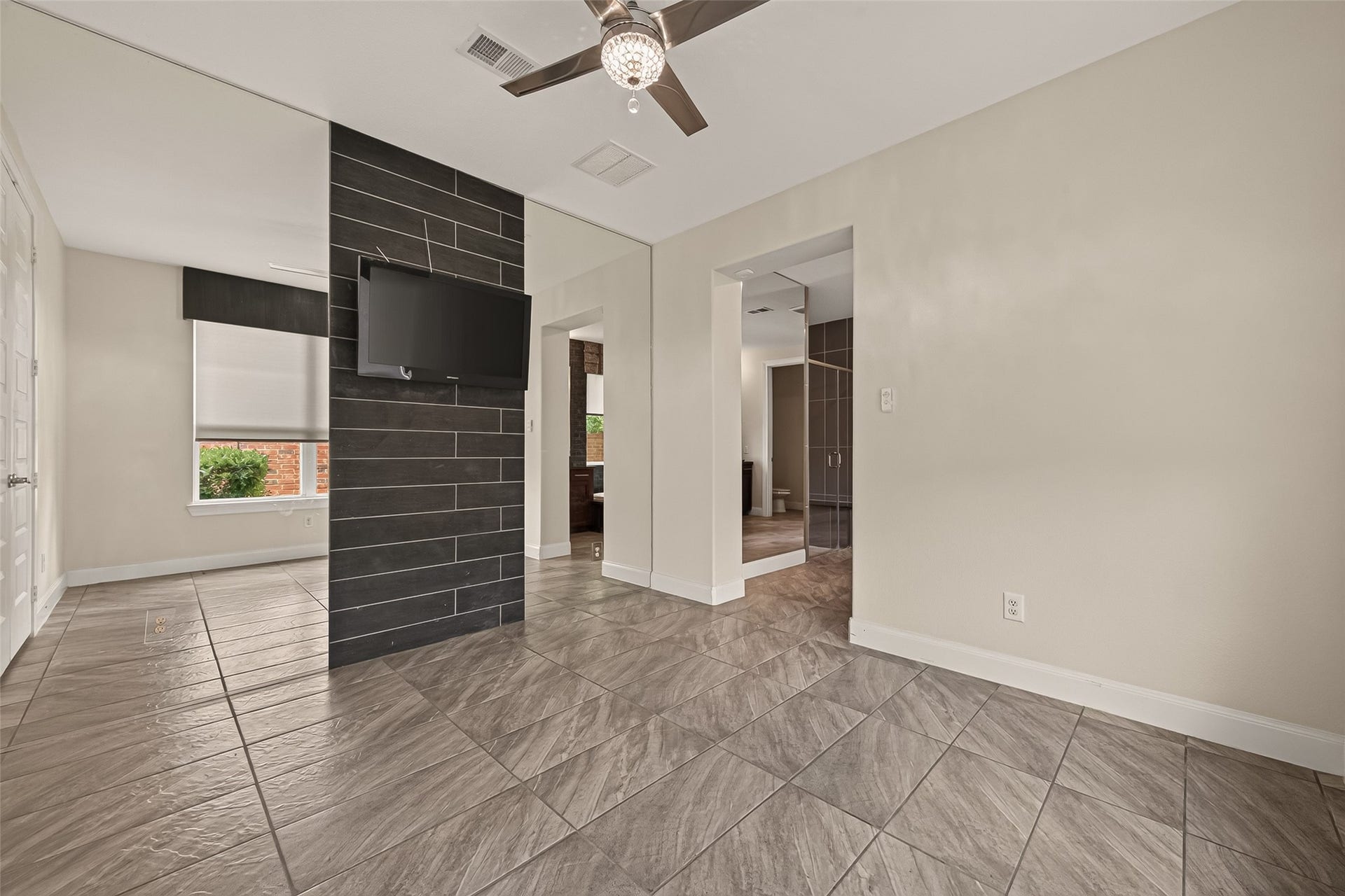51 Scepter Ridge, Sugar Land, TX 77498 This additional space in the Primary Bath can be a small fitness or flex room and offers a place for workouts, hobbies, a vanity or make-up area, and an additional closet for even more storage depending on your needs and imagination!