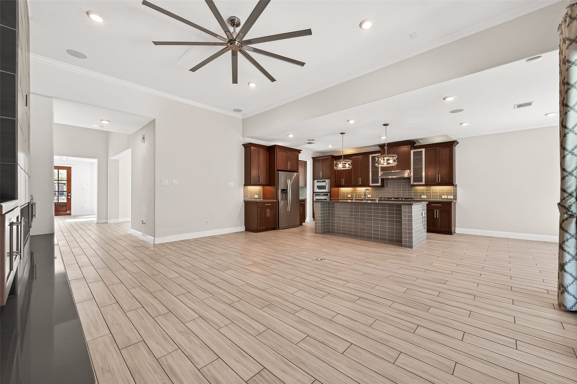 51 Scepter Ridge, Sugar Land, TX 77498 The open floor plan becomes clear in this wide view of the main living areas. Visualize hosting gatherings where everyone can flow easily from room to room. This layout is ideal for large gatherings.