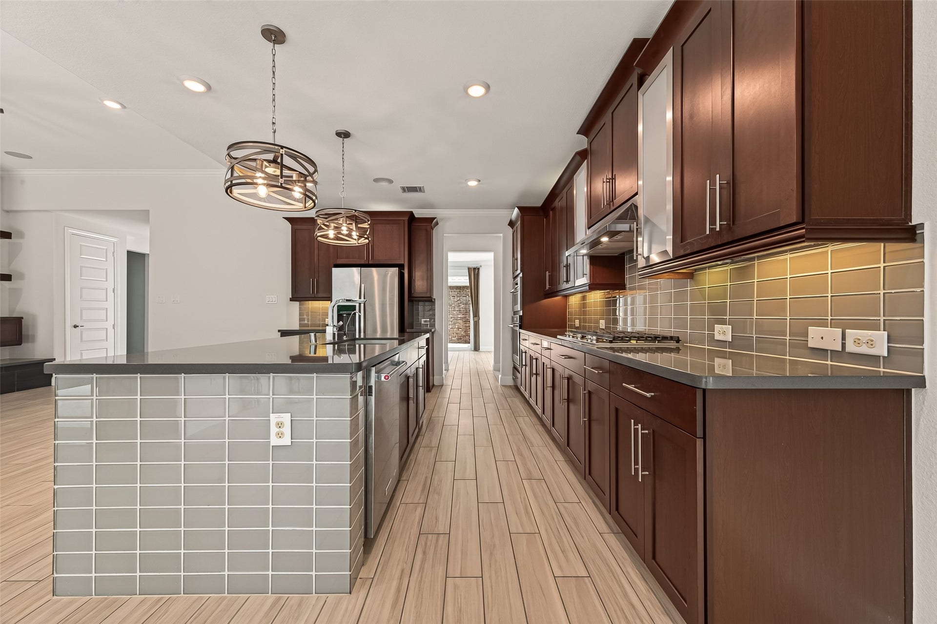 51 Scepter Ridge, Sugar Land, TX 77498 The extensive cabinetry and counter space keeps everything within reach. Storage and workspace combine to create a highly functional cooking environment. Cabinets all of the way to the ceiling offer maximum storage.