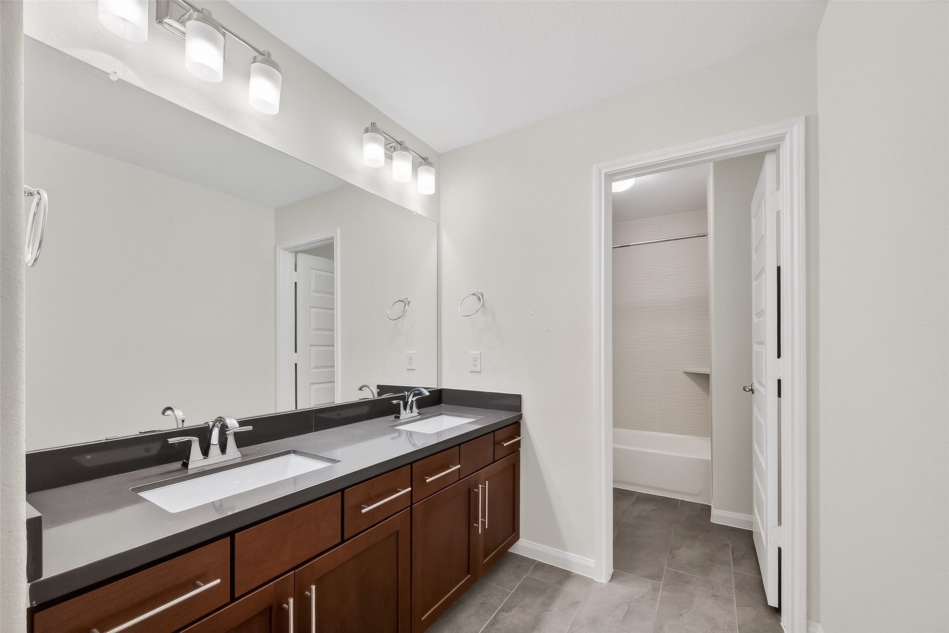 51 Scepter Ridge, Sugar Land, TX 77498 The secondary bath upstairs offers a clean, functional layout with modern fixtures and practical storage.
