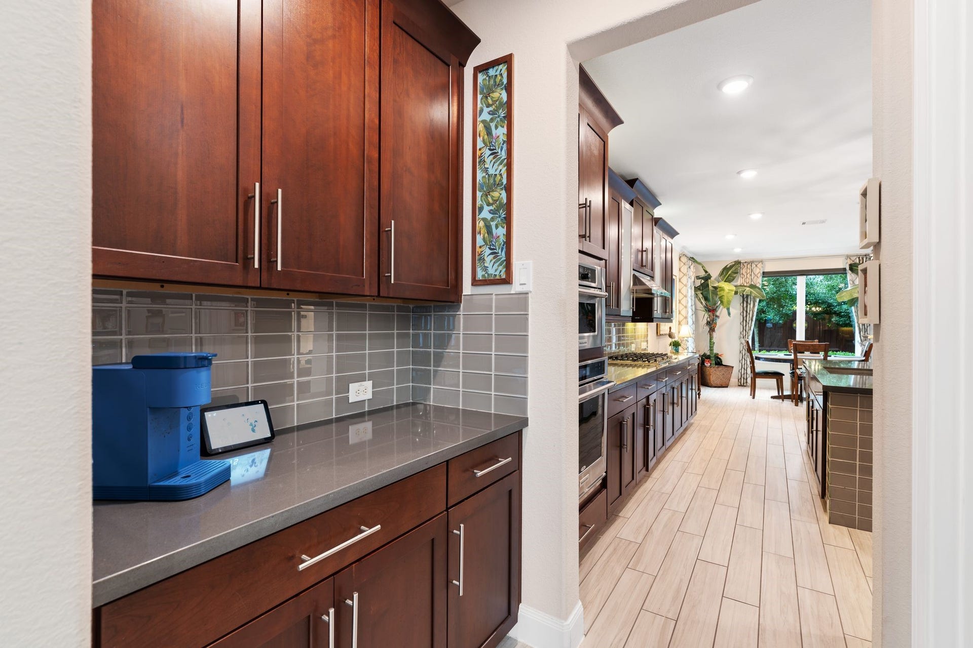 51 Scepter Ridge, Sugar Land, TX 77498 The Butler's Pantry connects the Dining Room and the Kitchen seamlessly. Continuous clean lines with the same counters, cabinets and backsplash.