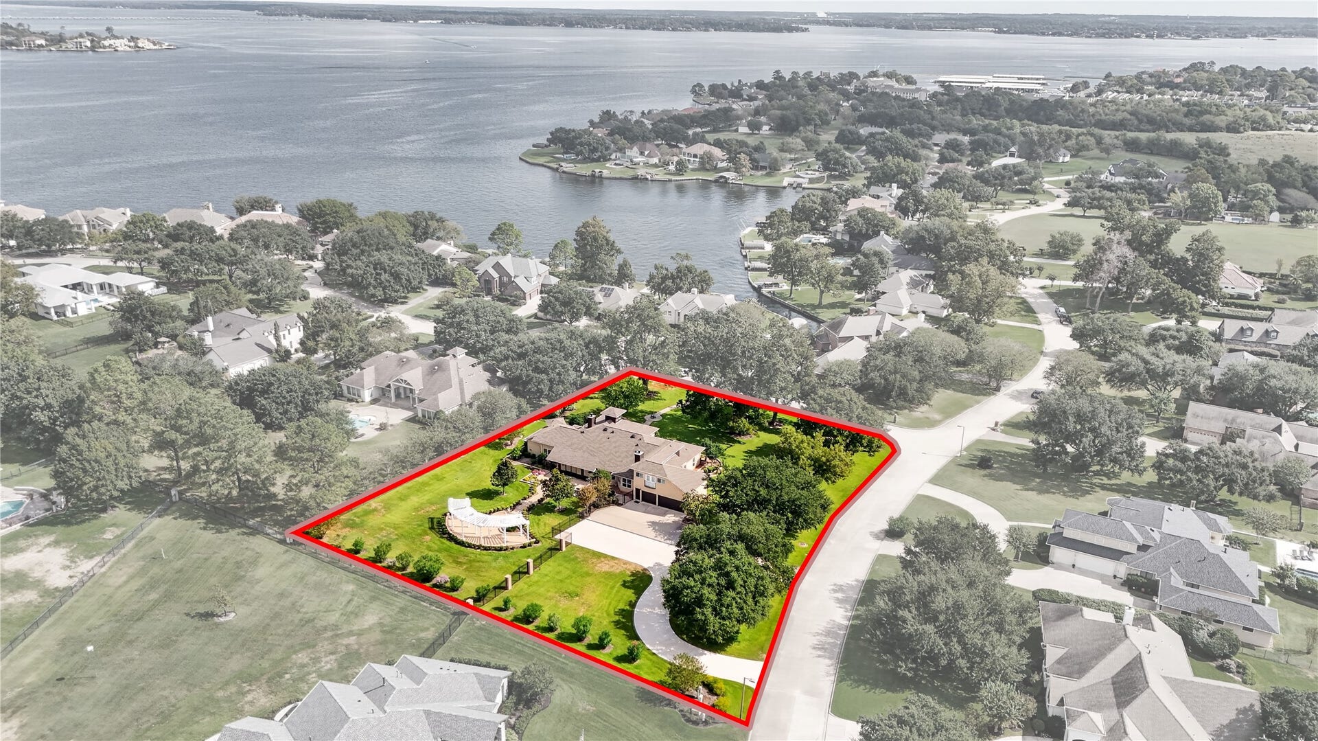 118 Waterfront Drive, Montgomery, TX 77356