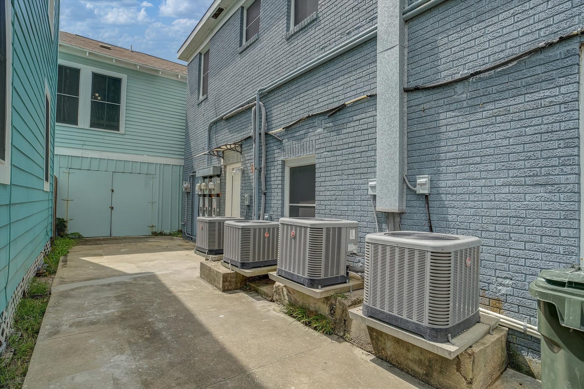 1827 Avenue O, #2, Galveston, TX 77550 Small courtyard for privacy.