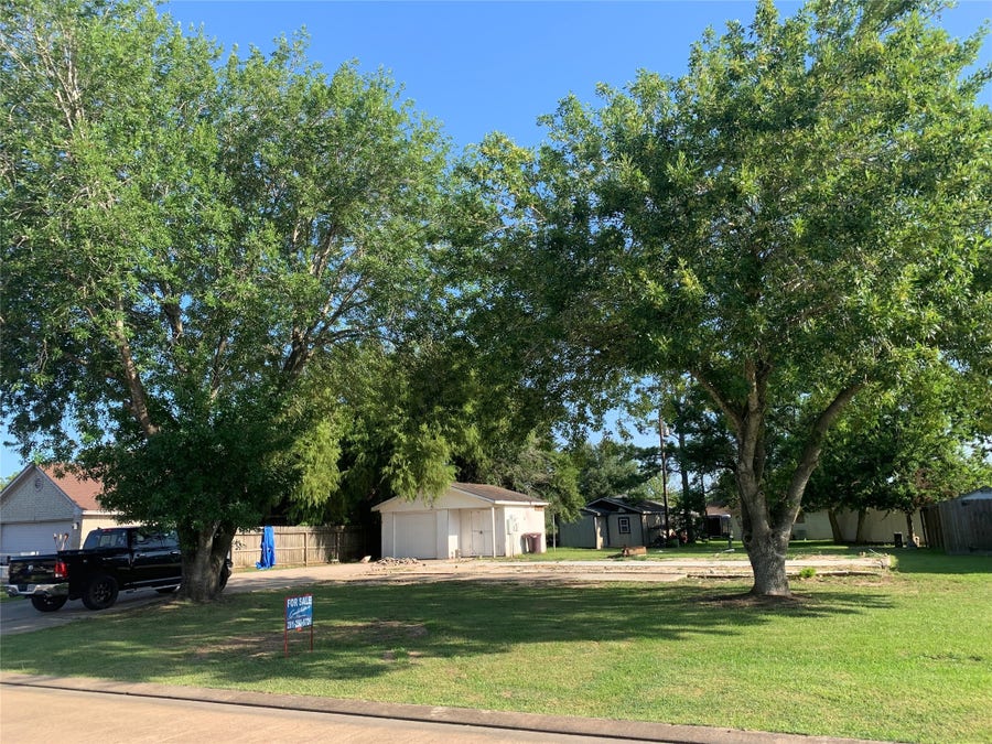 Property photo for 8 Texian Trail N, Angleton, TX