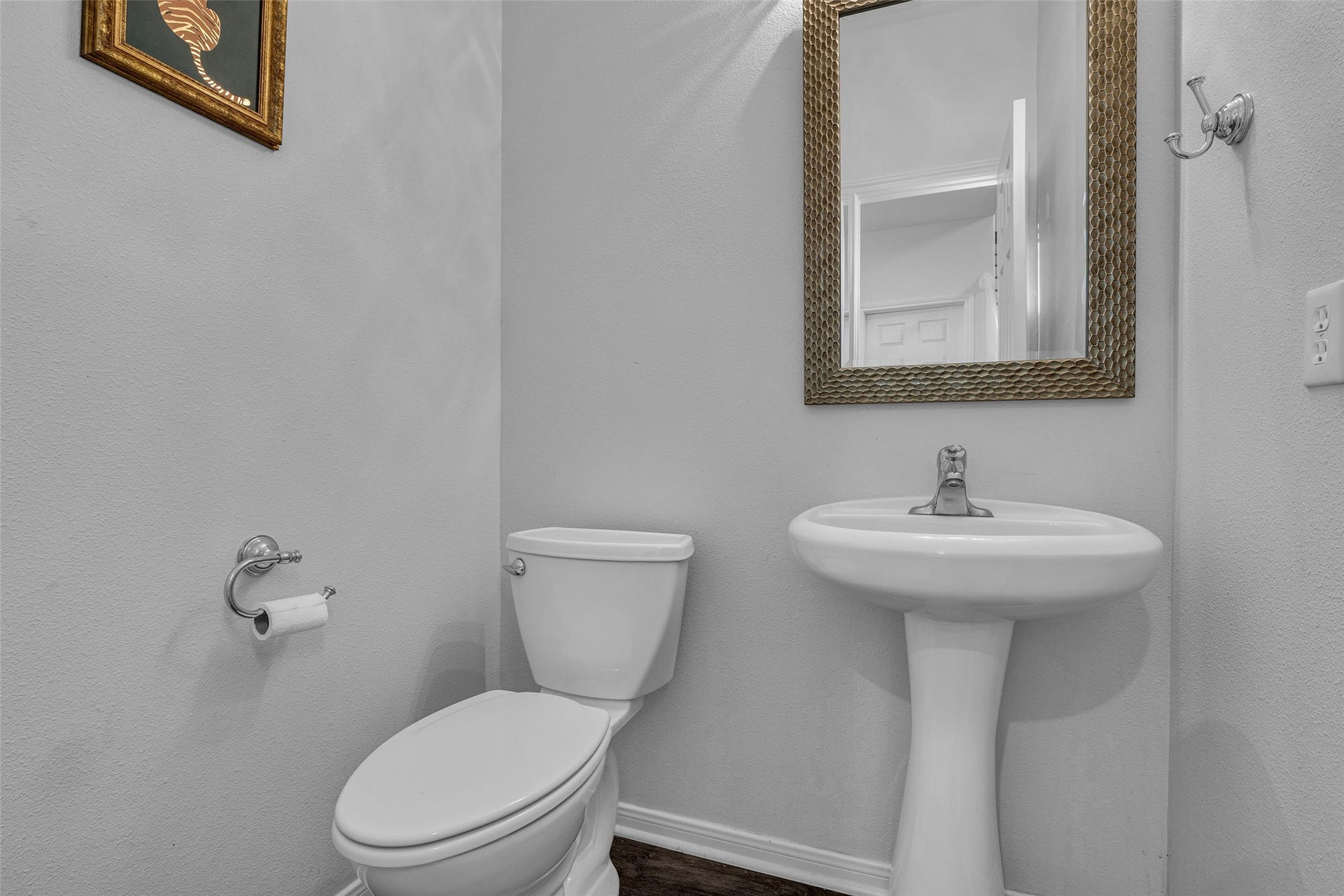 440 Magnolia Blossom, League City, TX 77573 the 1/2 bath is conveniently located downstairs.