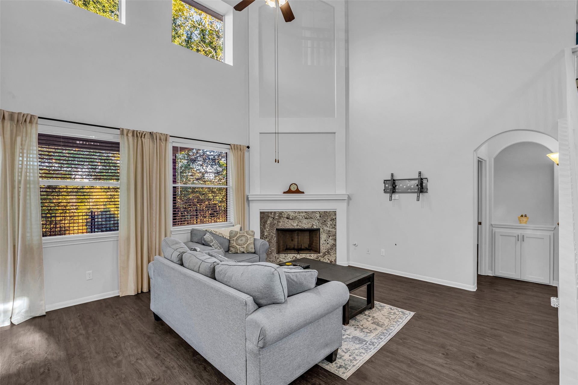 440 Magnolia Blossom, League City, TX 77573 Open and airy main living area.