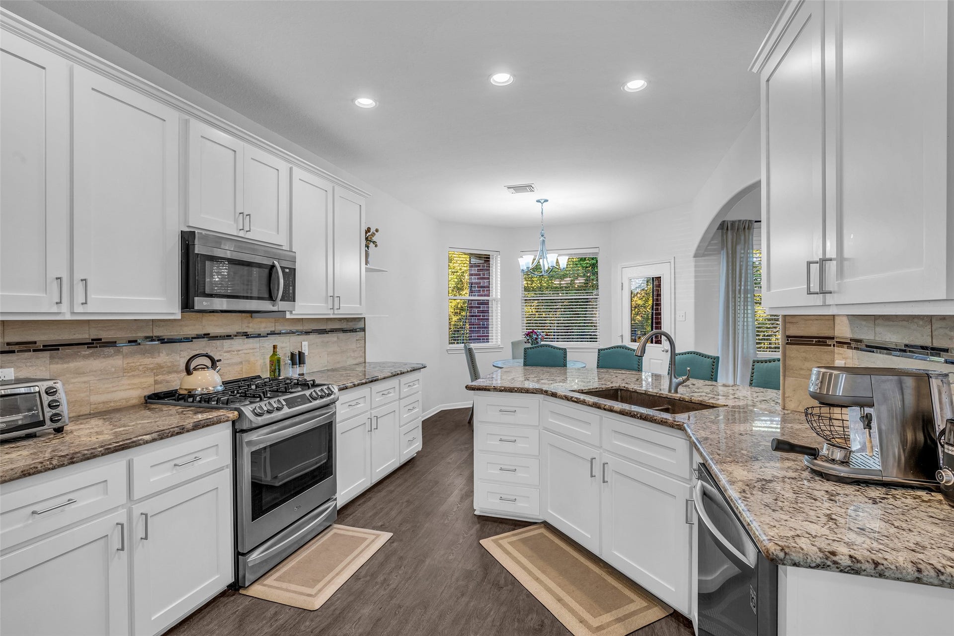 440 Magnolia Blossom, League City, TX 77573 Great transition to the large chef's kitchen.
